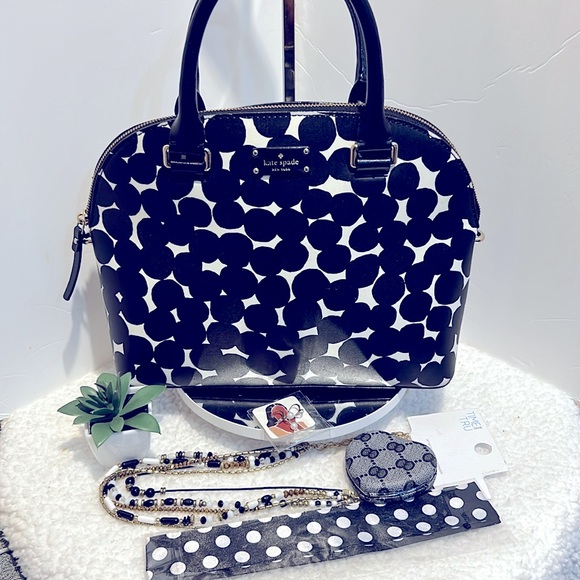 Kate Spade Satchel & Wallet likenew Free Twilly,Earrings,Necklace & Heart Mirror - Picture 3 of 17